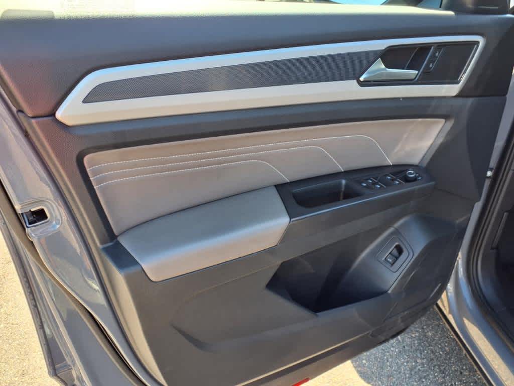 2022 Volkswagen Atlas Cross Sport V6 SEL R-Line photo 8