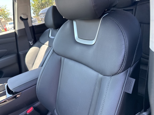 2025 Hyundai Tucson Hybrid Limited photo 2