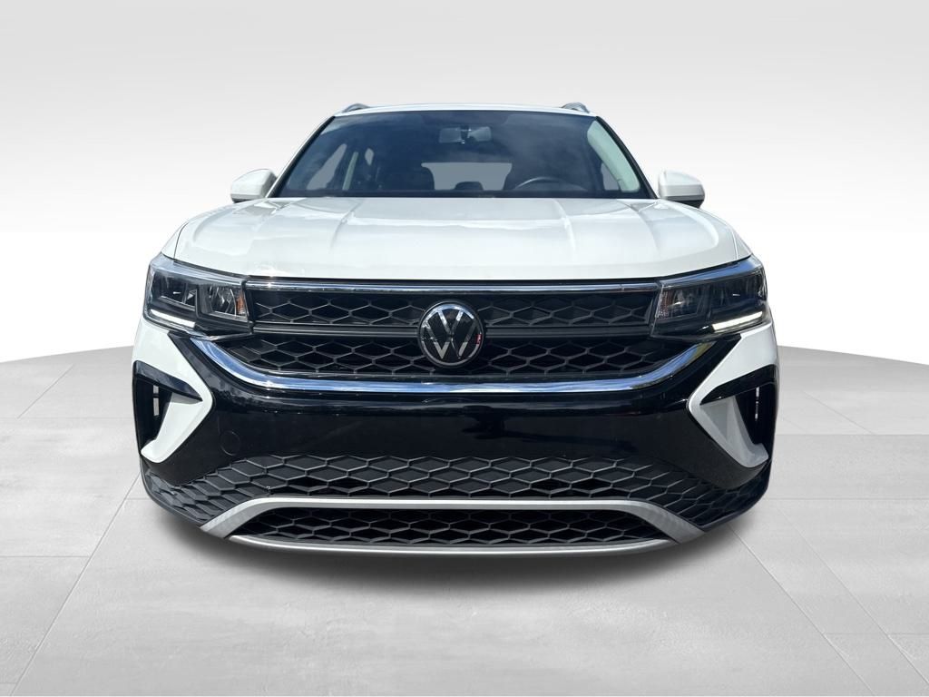 2022 Volkswagen Taos SE photo 2