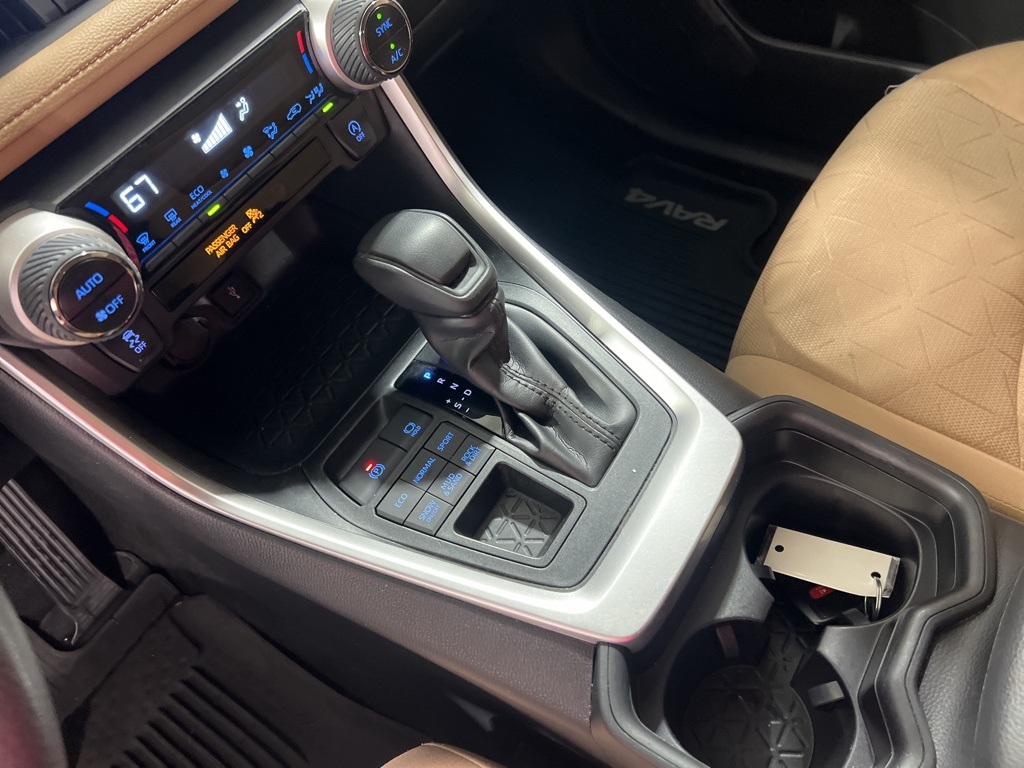 2020 Toyota RAV4 XLE photo 17