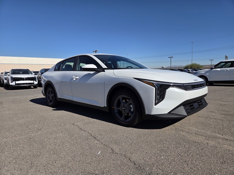 2025 Kia K4 LXS photo 2