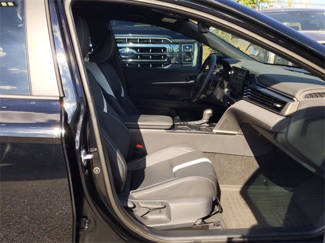 2025 Toyota Camry SE photo 28