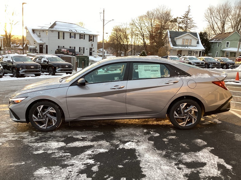 2025 Hyundai Elantra SEL Sport photo 4