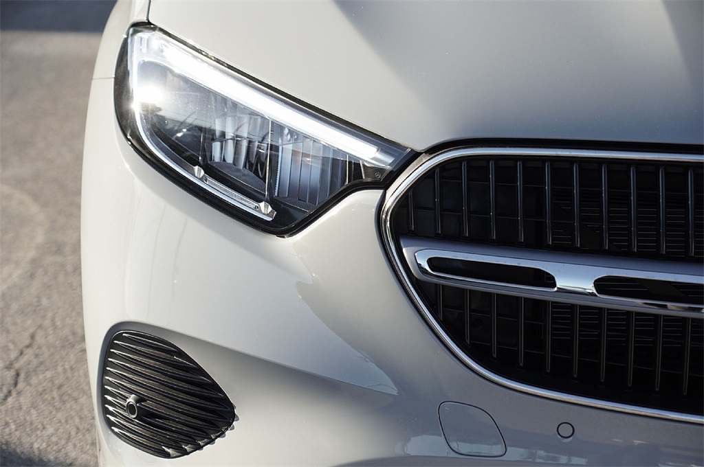 2026 Mercedes Benz GLC 300 photo 4