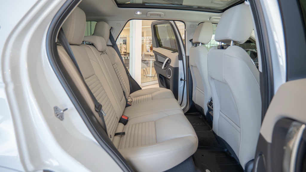 2025 Land Rover Discovery Sport S photo 15