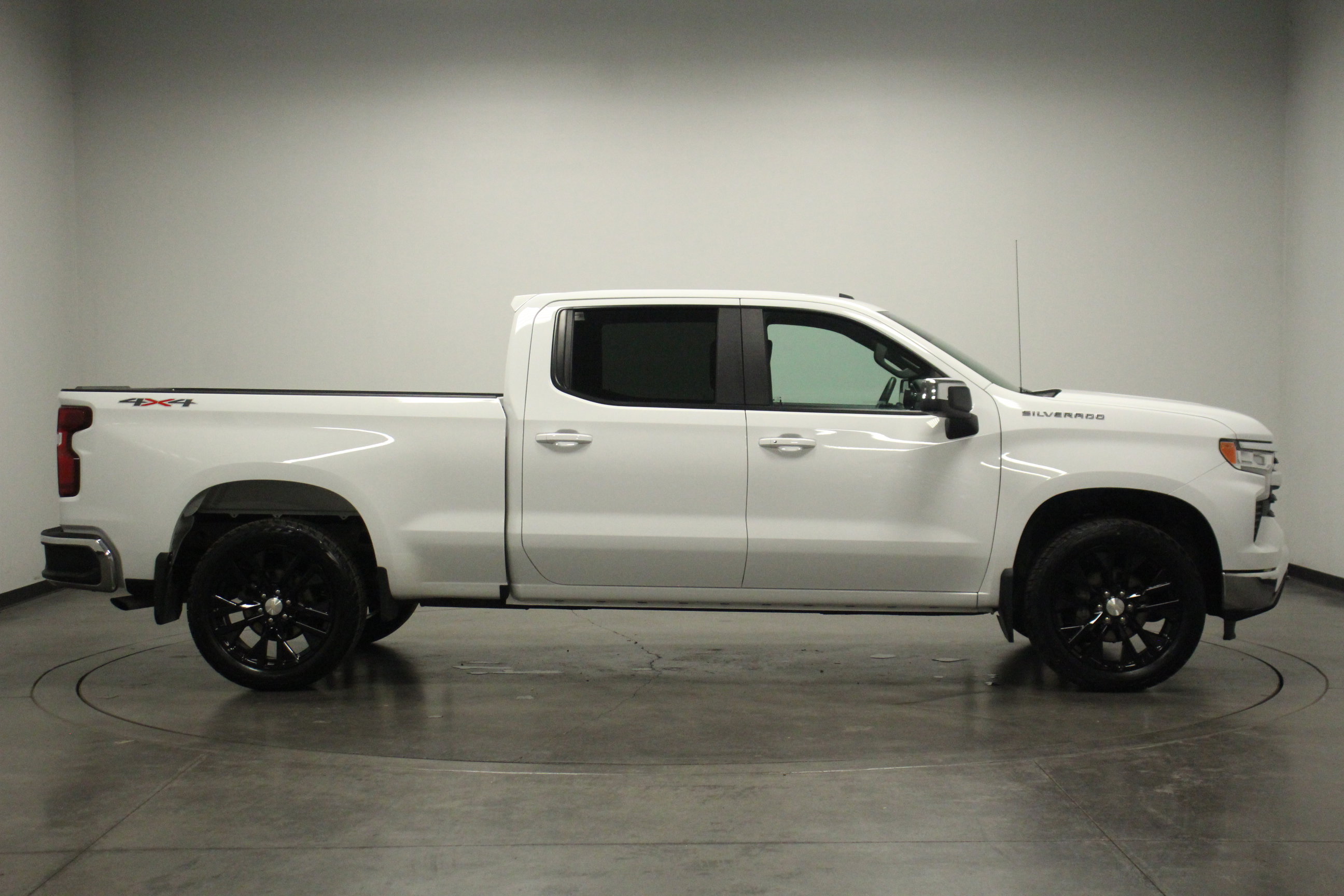 2024 Chevrolet Silverado 1500 LT photo 2