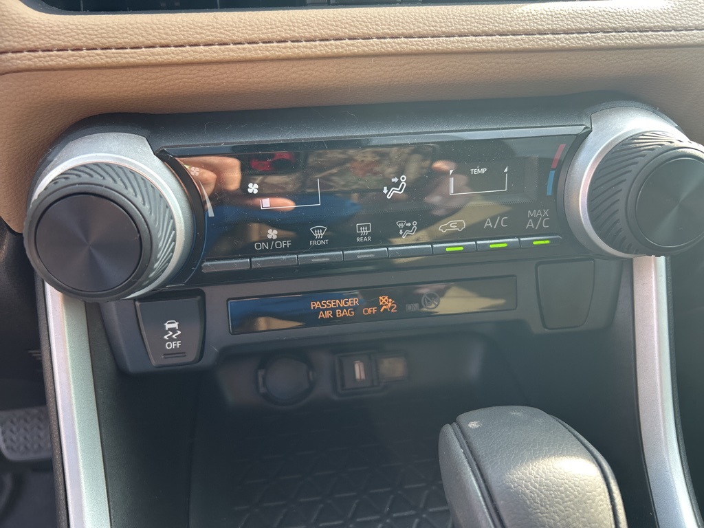 2021 Toyota RAV4 LE photo 13