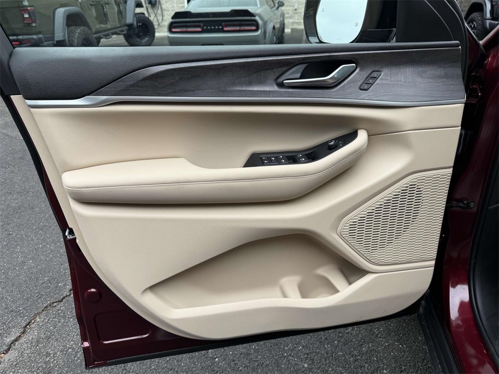 2025 Jeep Grand Cherokee Limited photo 21