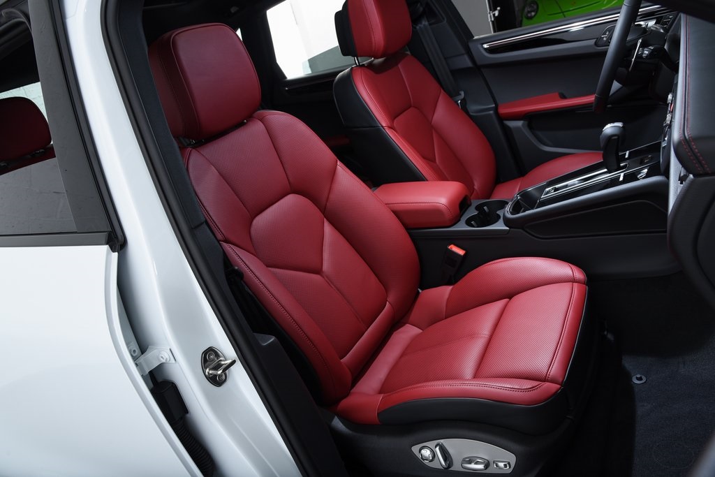 2026 Porsche Macan T photo 37