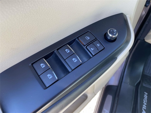 2017 Toyota Highlander Limited Platinum photo 27
