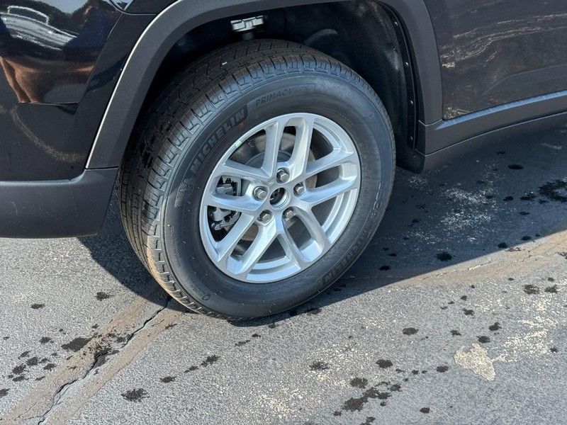 2025 Jeep Grand Cherokee Laredo X photo 3