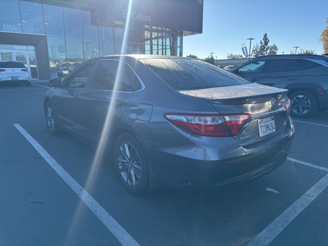 2017 Toyota Camry SE photo 2