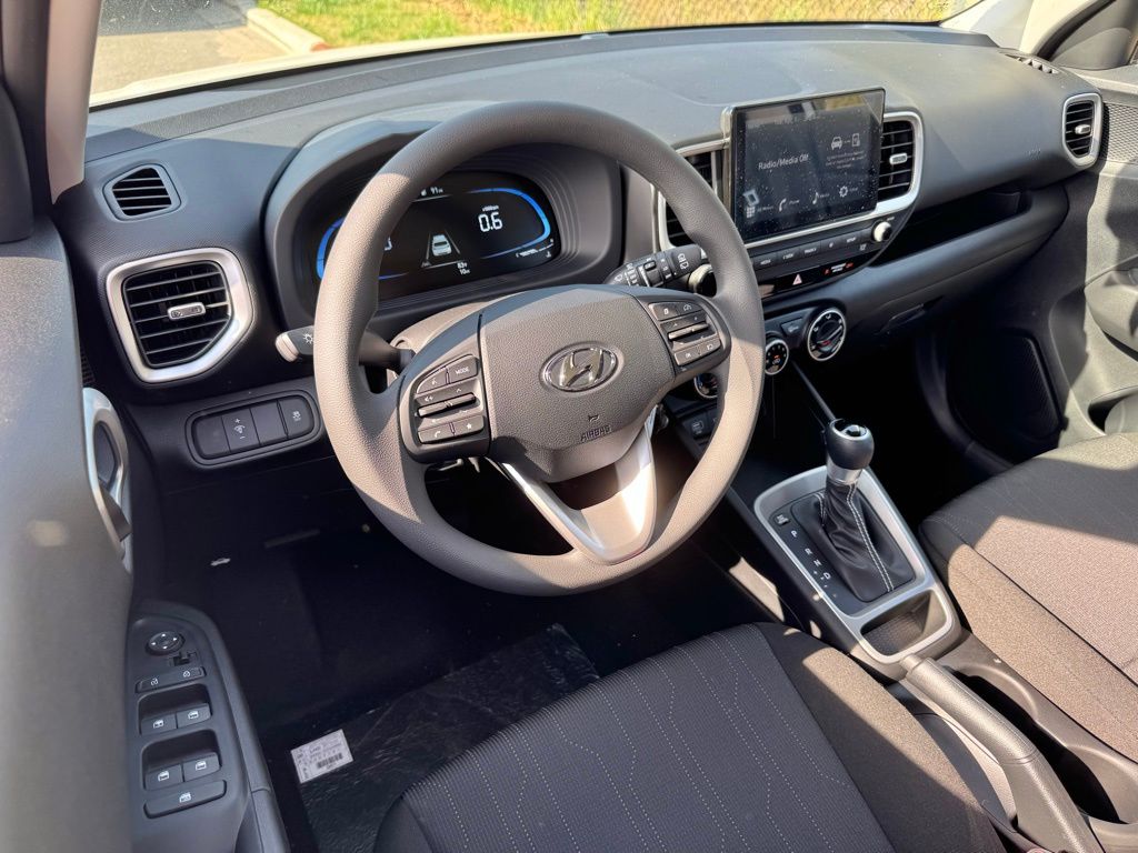 2025 Hyundai Venue SE photo 2