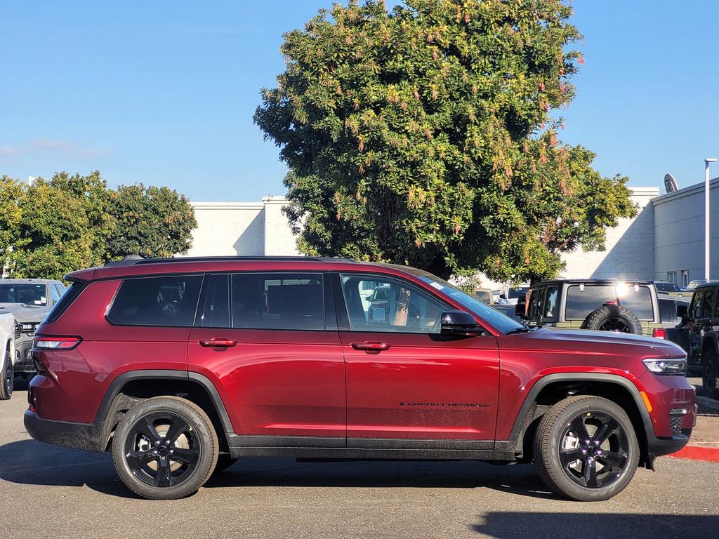 2025 Jeep Grand Cherokee Limited photo 3