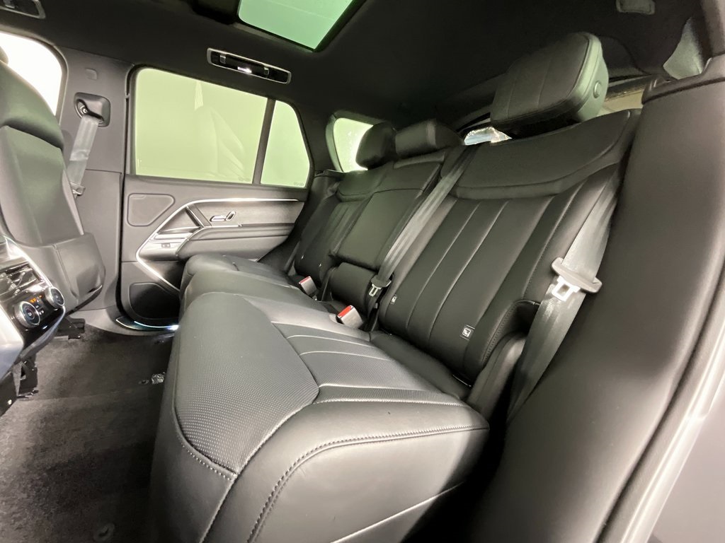 2025 Land Rover Range Rover SE photo 4