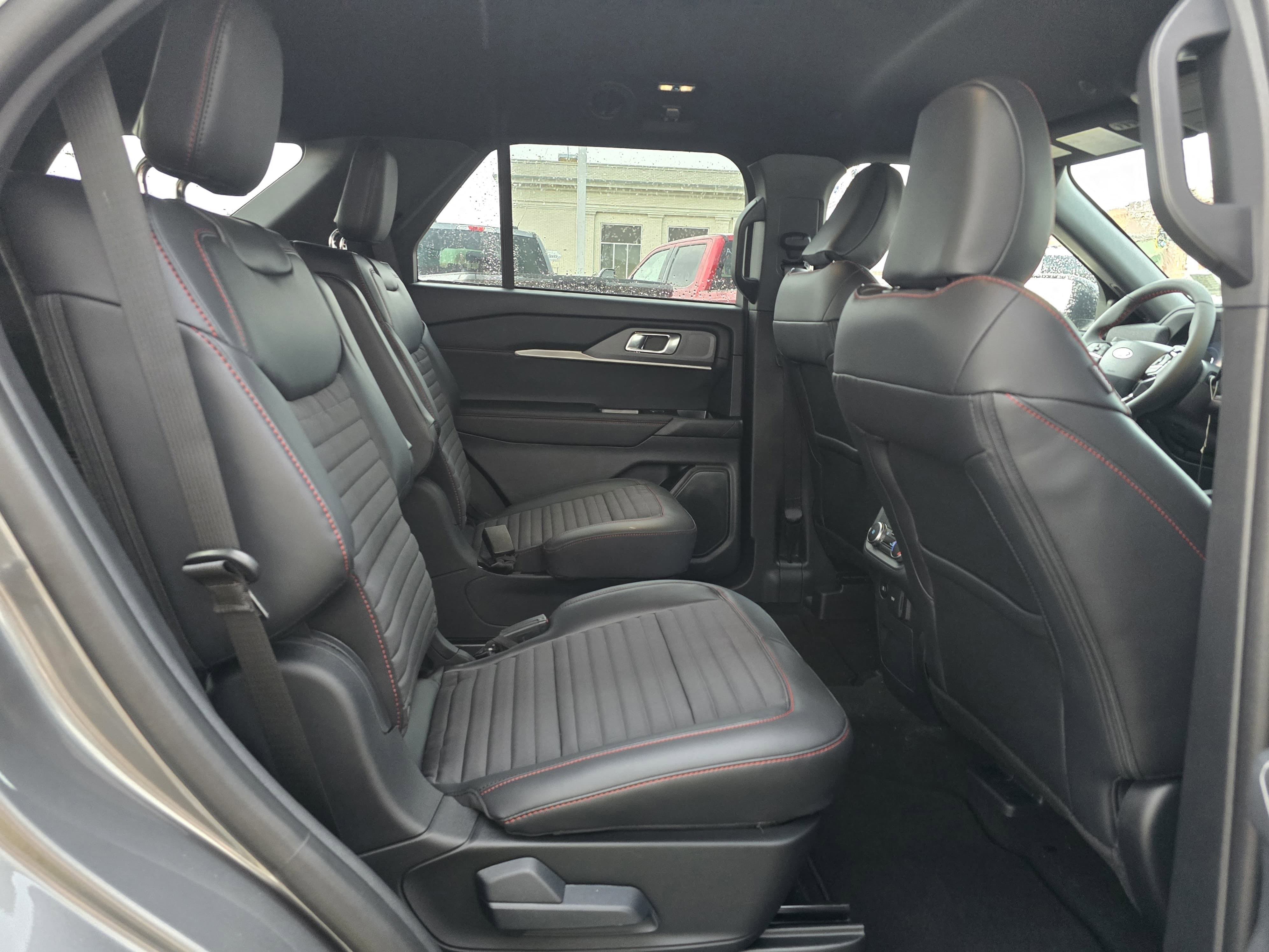 2025 Ford Explorer ST-Line photo 12