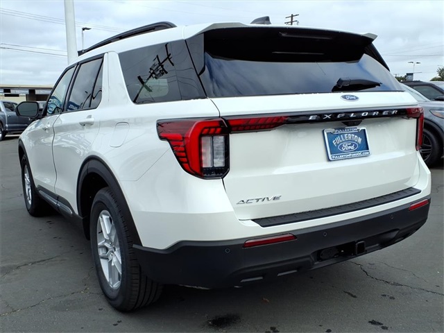 2025 Ford Explorer photo 3