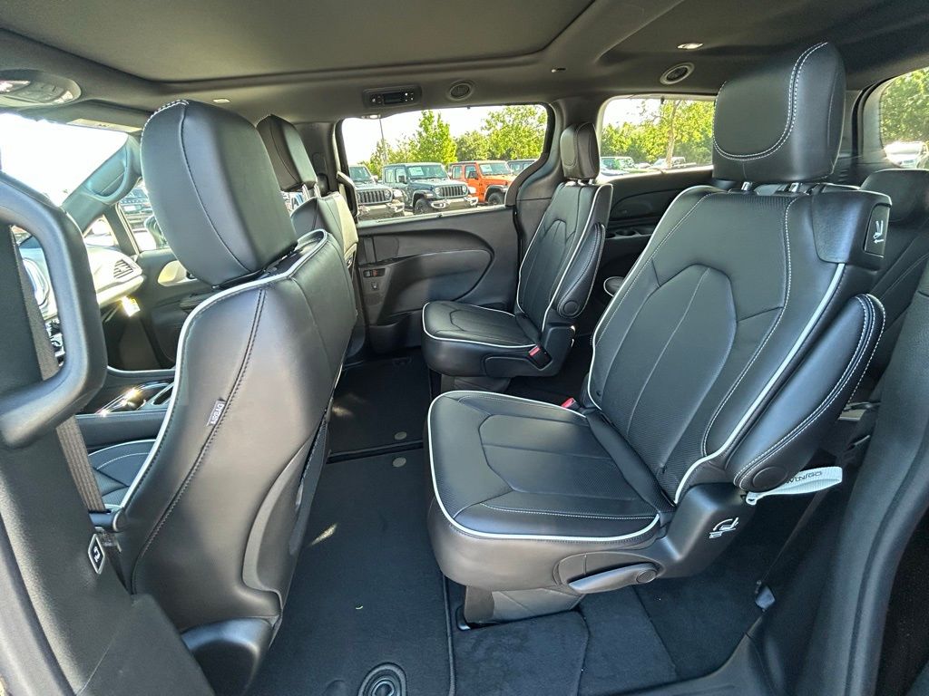 2025 Chrysler Pacifica Limited photo 27