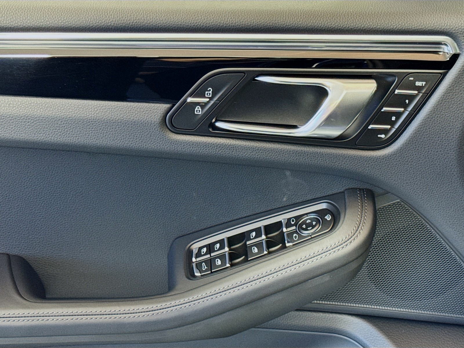 2025 Porsche Macan S photo 11