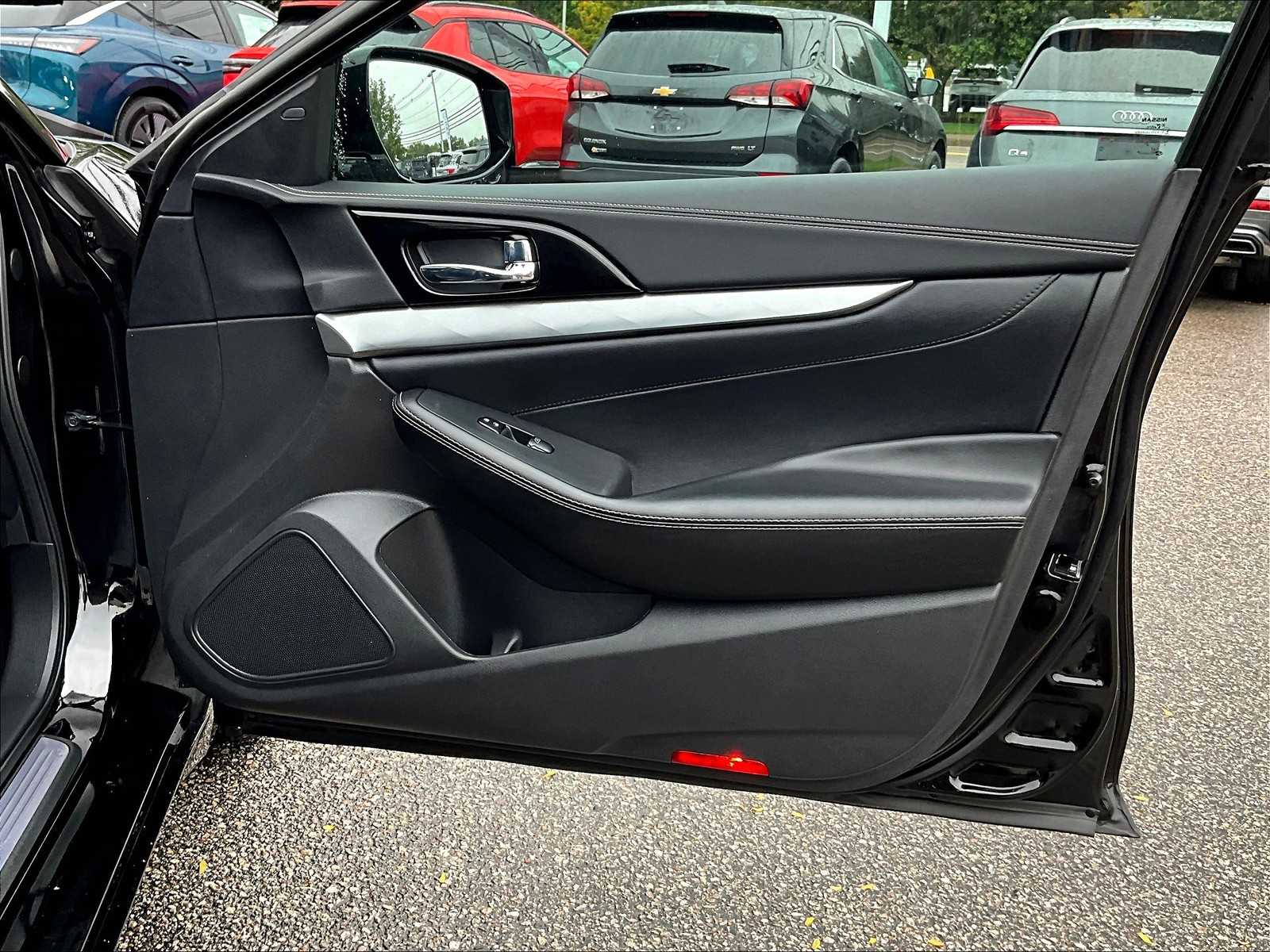 2023 Nissan Maxima SV photo 12