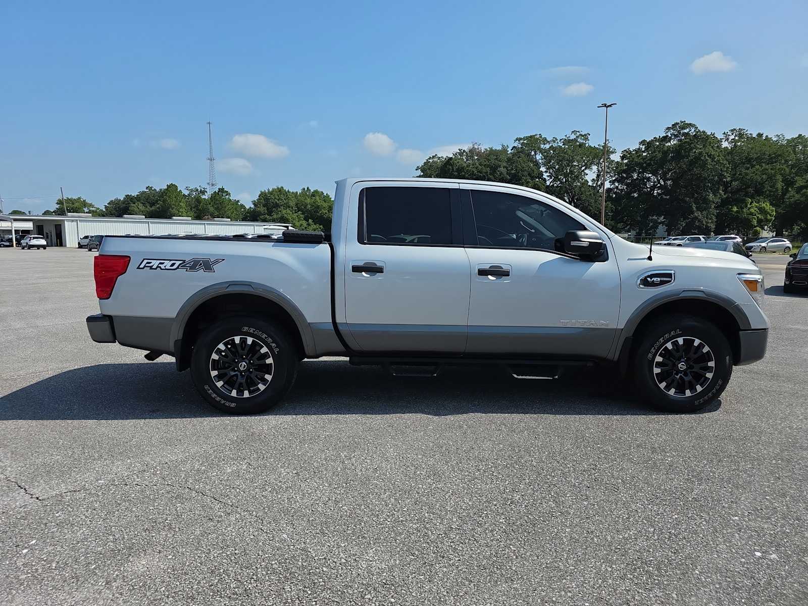 2017 Nissan Titan PRO-4X photo 7