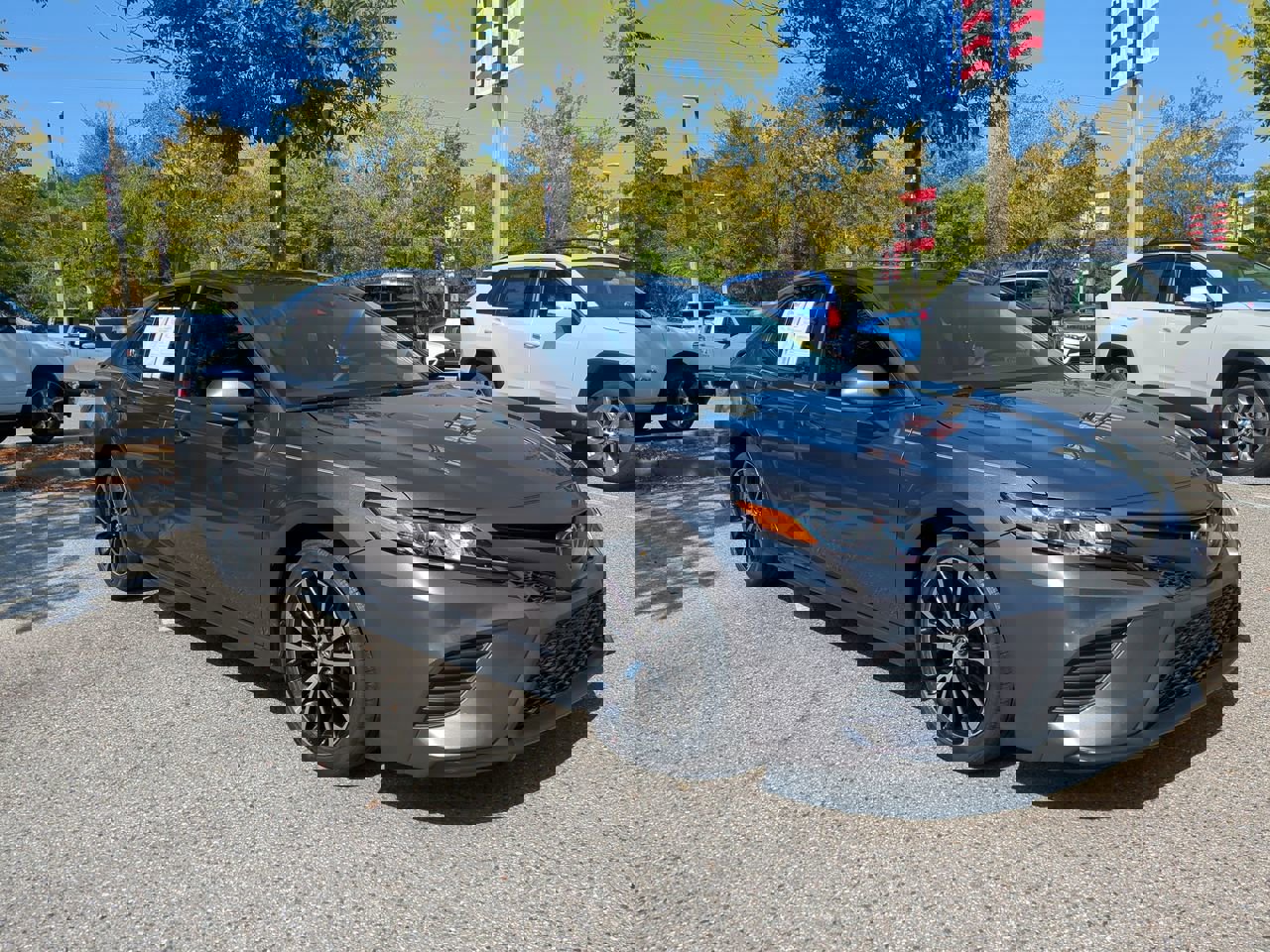 2020 Toyota Camry SE photo 3