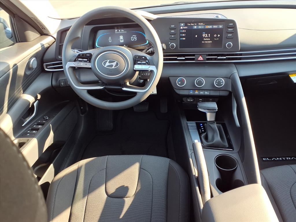 2025 Hyundai Elantra SE photo 2