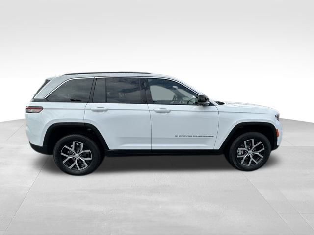 2025 Jeep Grand Cherokee Limited photo 3