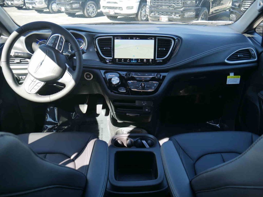 2026 Chrysler Pacifica photo 4