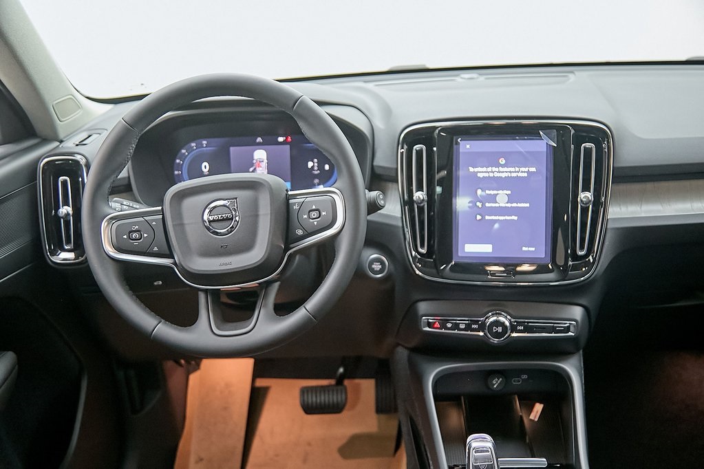 2025 VOLVO XC40 - Image 18
