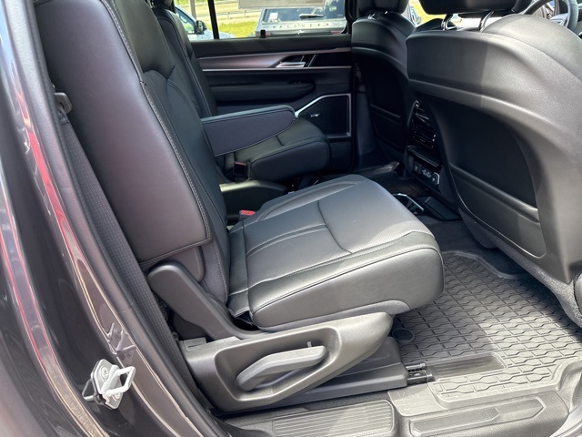2025 Jeep Wagoneer L Series II Carbide photo 24