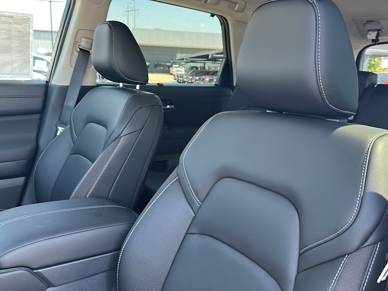 2025 Nissan Pathfinder SL photo 4