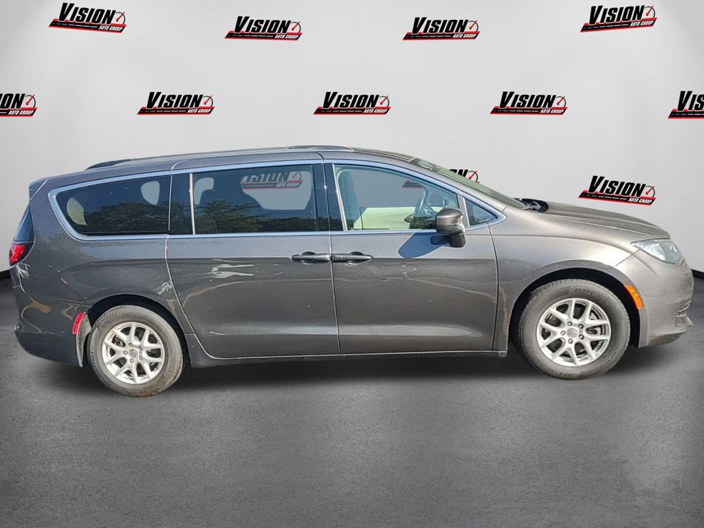 2020 Chrysler Voyager LXi photo 4