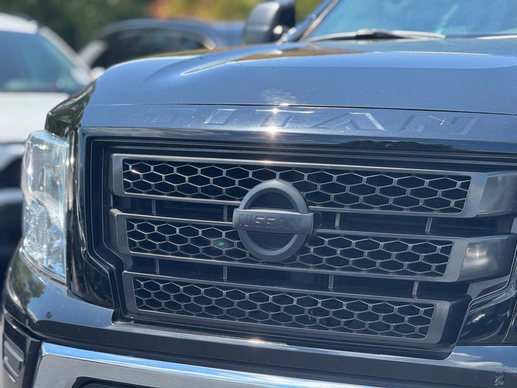 2020 Nissan Titan LE photo 3