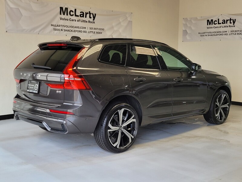 2022 Volvo XC60 B5 R-Design photo 2