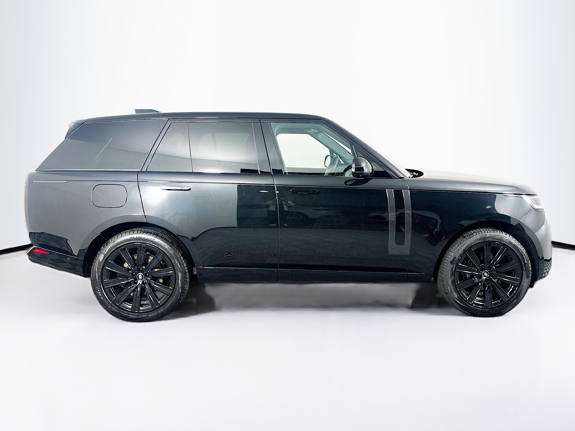 2025 Land Rover Range Rover SE photo 4