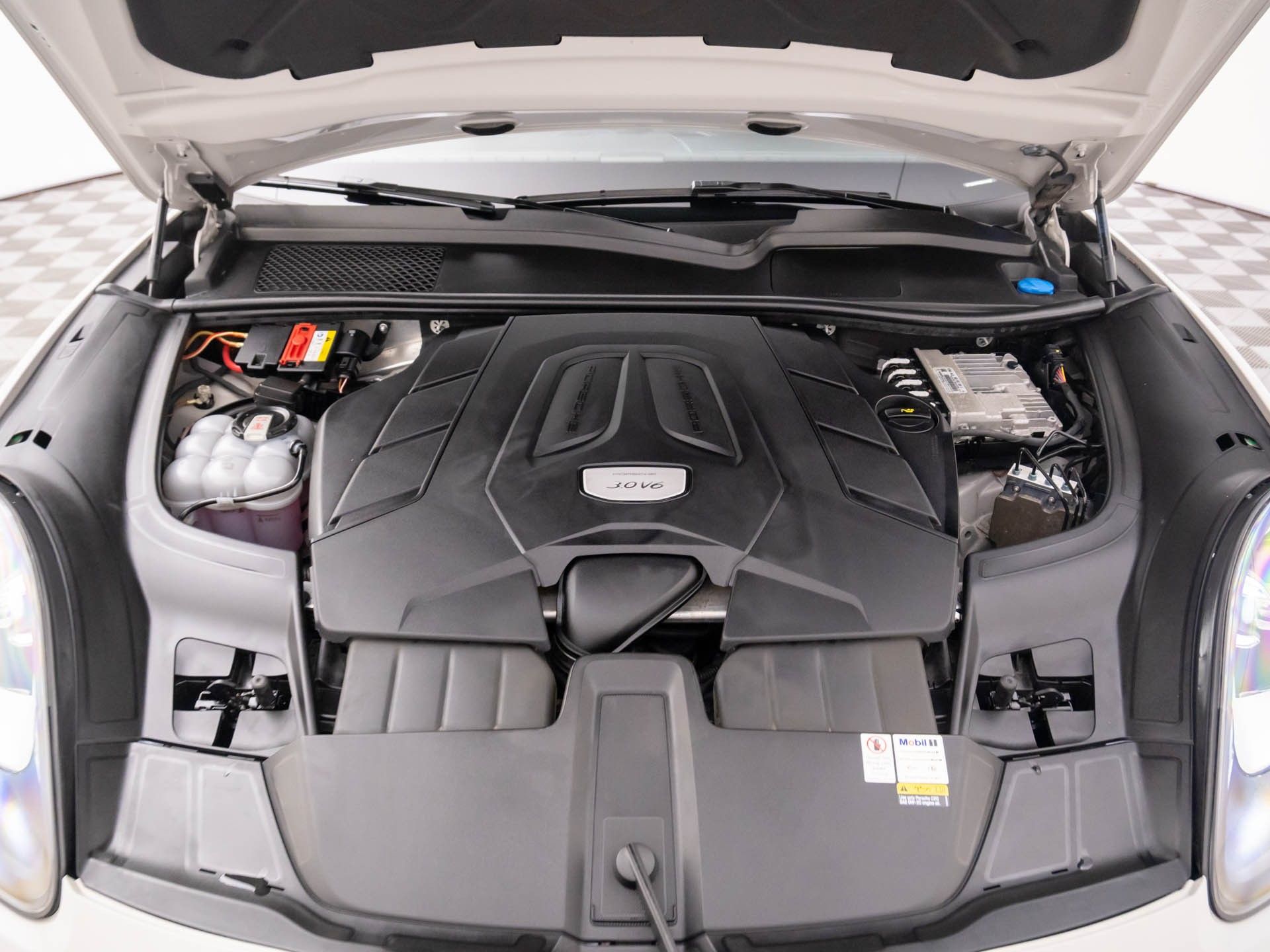 2021 Porsche Cayenne Coupe photo 25