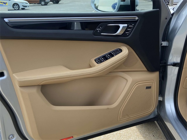 2018 Porsche Macan Base photo 11