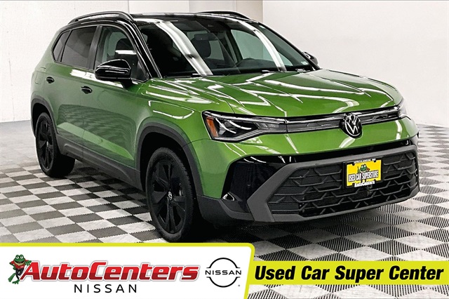 2025 Volkswagen Taos SE Black's photo