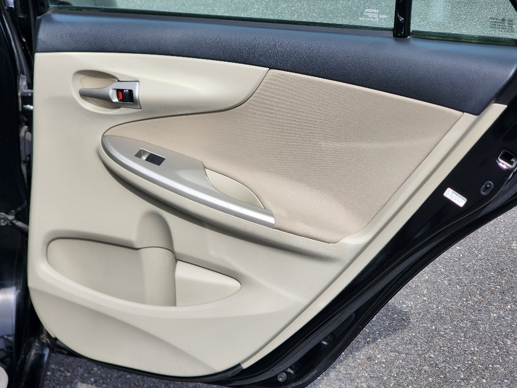2012 Toyota Corolla LE photo 20