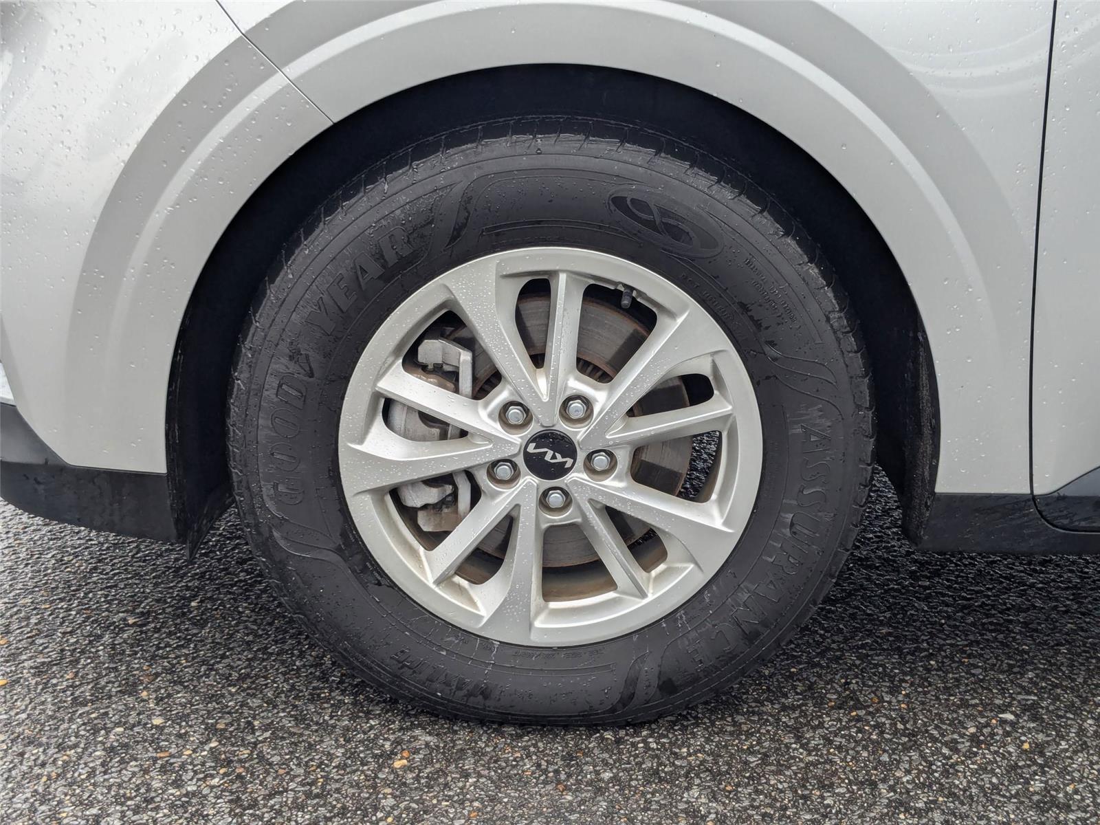 2022 Kia Carnival LX photo 3