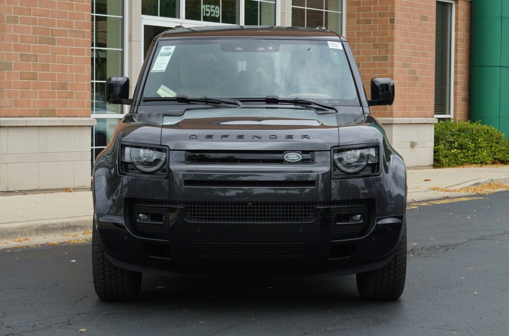 2025 Land Rover Defender 110 X-Dynamic SE photo 3