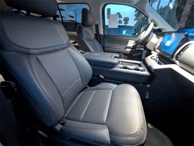 2025 Ford Expedition photo 4