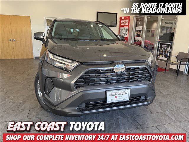 2025 Toyota RAV4 XLE's photo