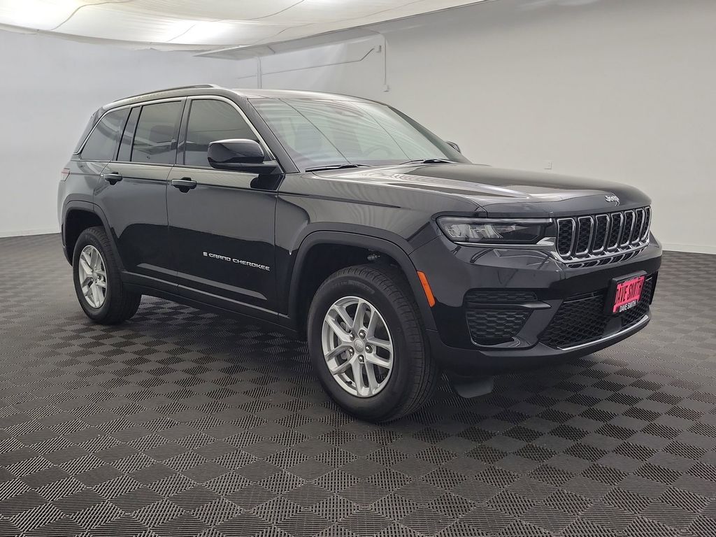 2025 Jeep Grand Cherokee Laredo photo 5