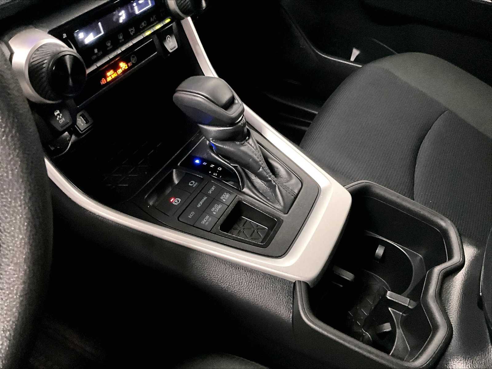 2024 Toyota RAV4 LE photo 18