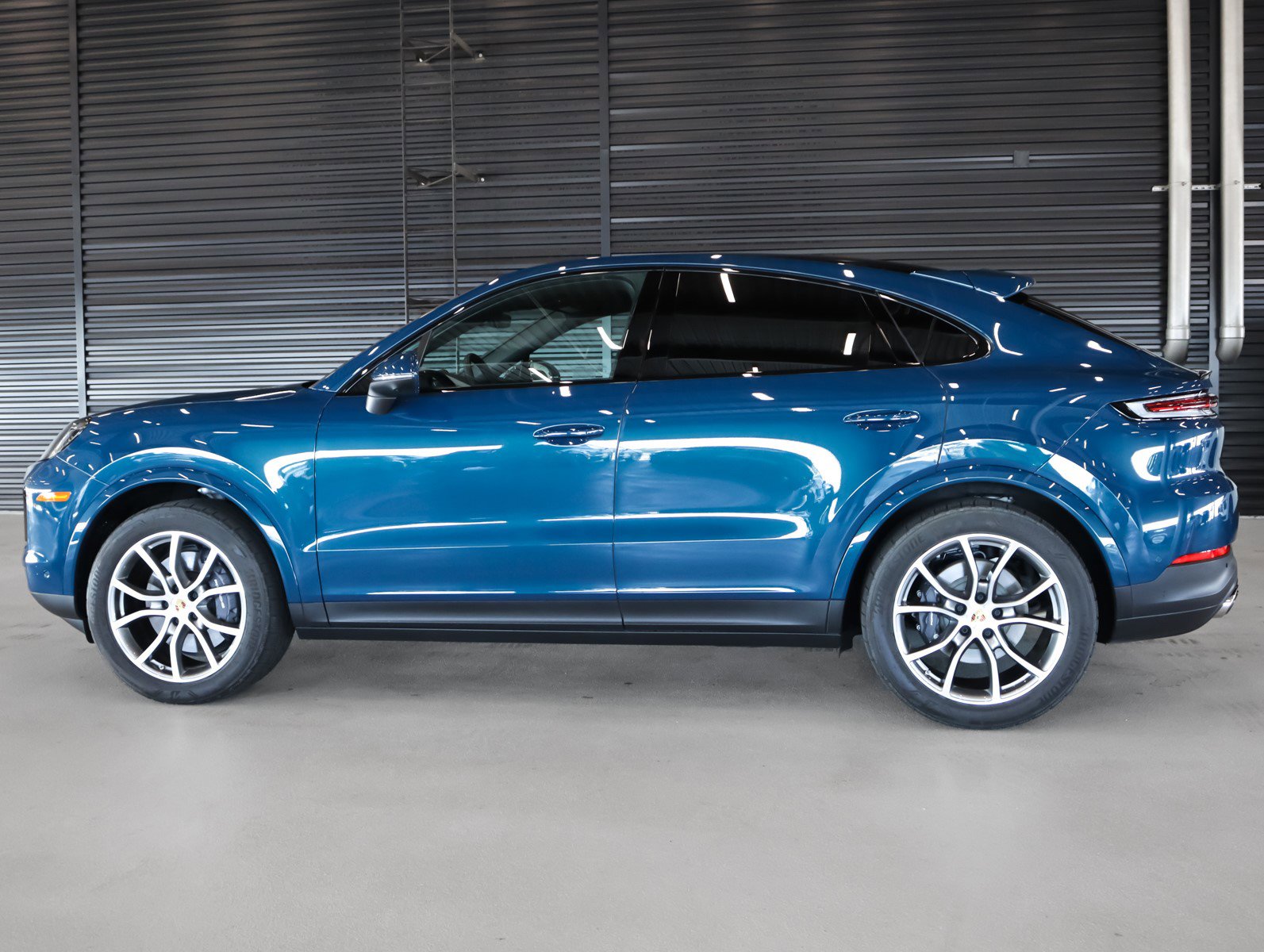 2024 Porsche Cayenne Coupe photo 2