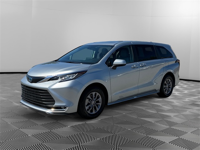 2023 Toyota Sienna XLE's photo