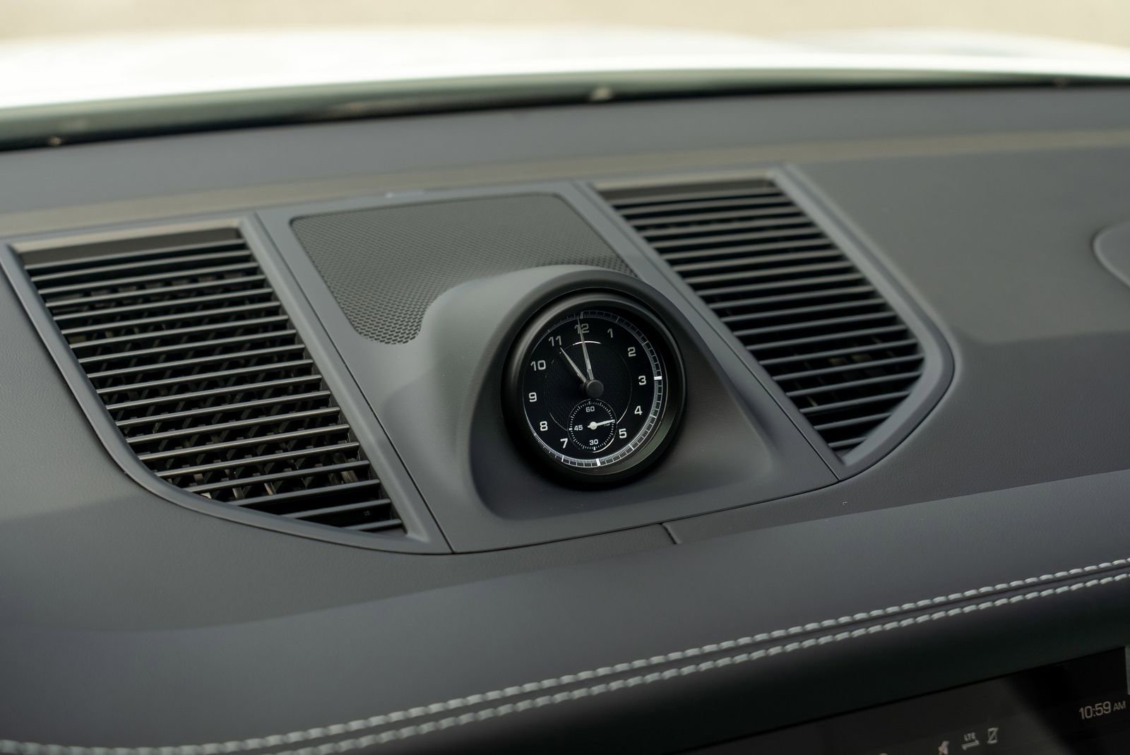 2025 Porsche Macan Base photo 29