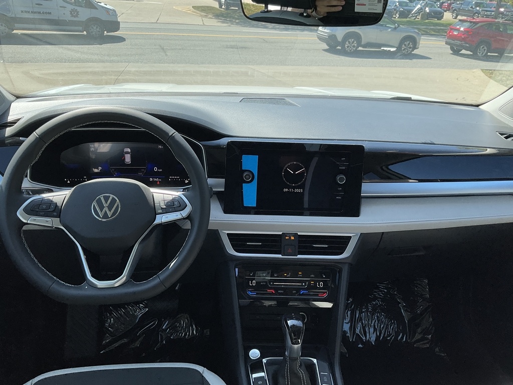 2025 Volkswagen Taos SE photo 5